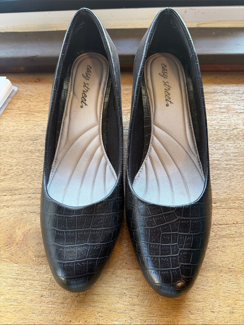 Easy Street Women's Black Croc-Embossed Heels